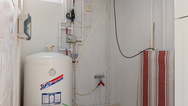 Praktisk vaskeromsdel i underetasjen med opplegg for vaskemaskin, mekanisk avtrekk og varmvannsbereder på 198 liter. Vaskerommet omfattes av samme TG 3 forhold som badet, og det må derfor påregnes fornyelse innen kort tid.