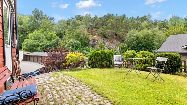Pent opparbeidet hage både mot øst og vest - Foto: Løvås Foto