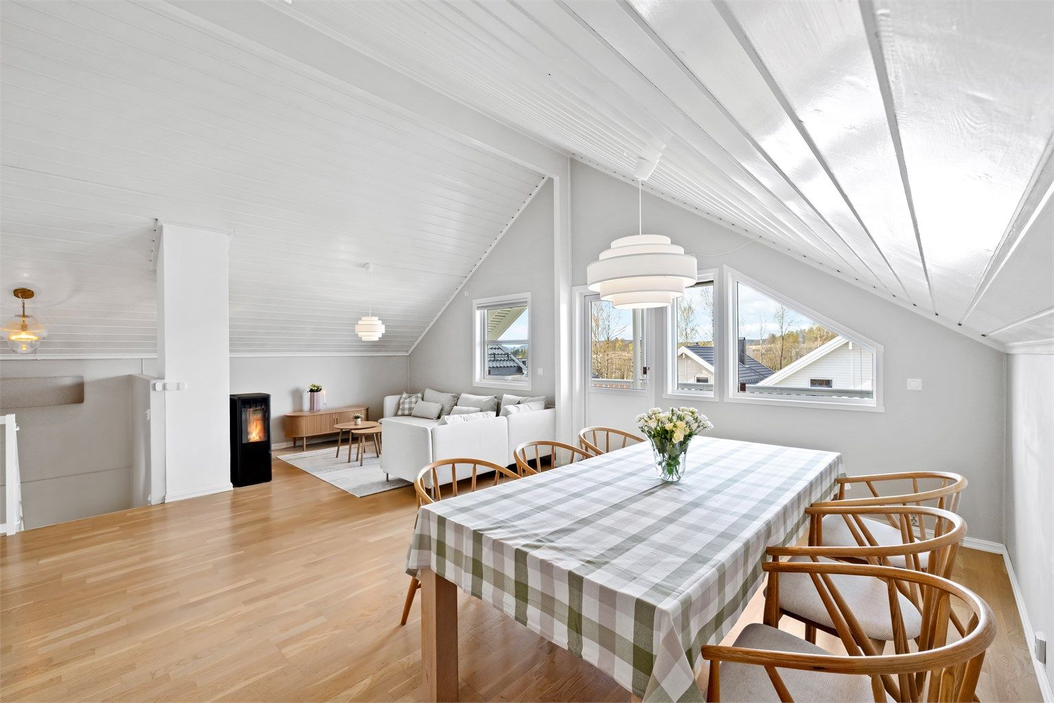 Her er det god plass til både en stor sofagruppe og et langbord for sosiale anledninger.