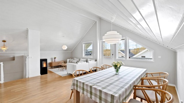 Her er det god plass til både en stor sofagruppe og et langbord for sosiale anledninger.