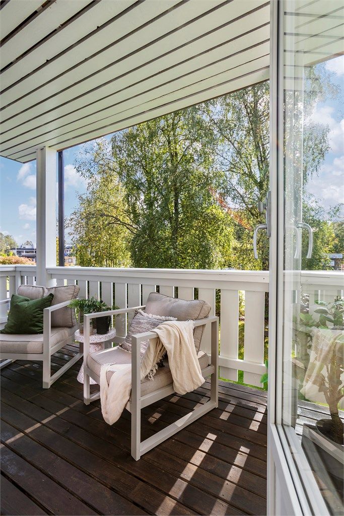 Fra stuen er det utgang til en overbygget veranda på 6 kvm. 