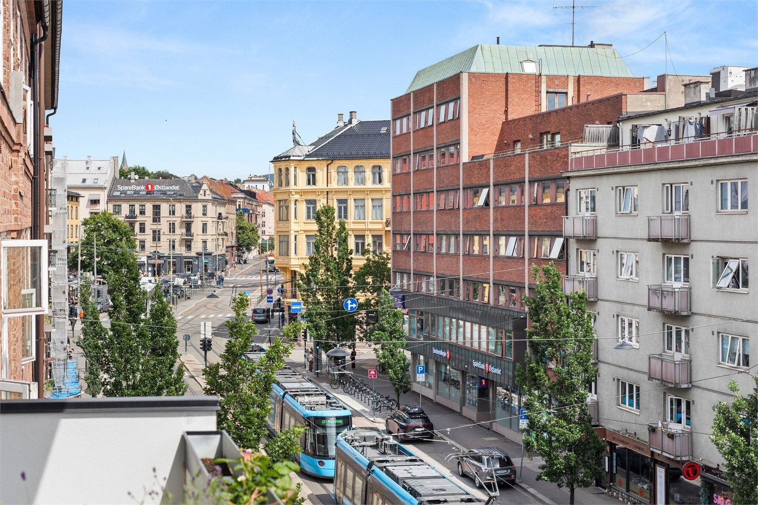 Når du bor på Majorstuen er det meste innen få minutters gange. T-bane, trikk og buss tar deg enkelt videre, men mye av hverdagen kan nytes til fots.