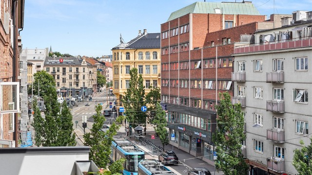 Når du bor på Majorstuen er det meste innen få minutters gange. T-bane, trikk og buss tar deg enkelt videre, men mye av hverdagen kan nytes til fots.