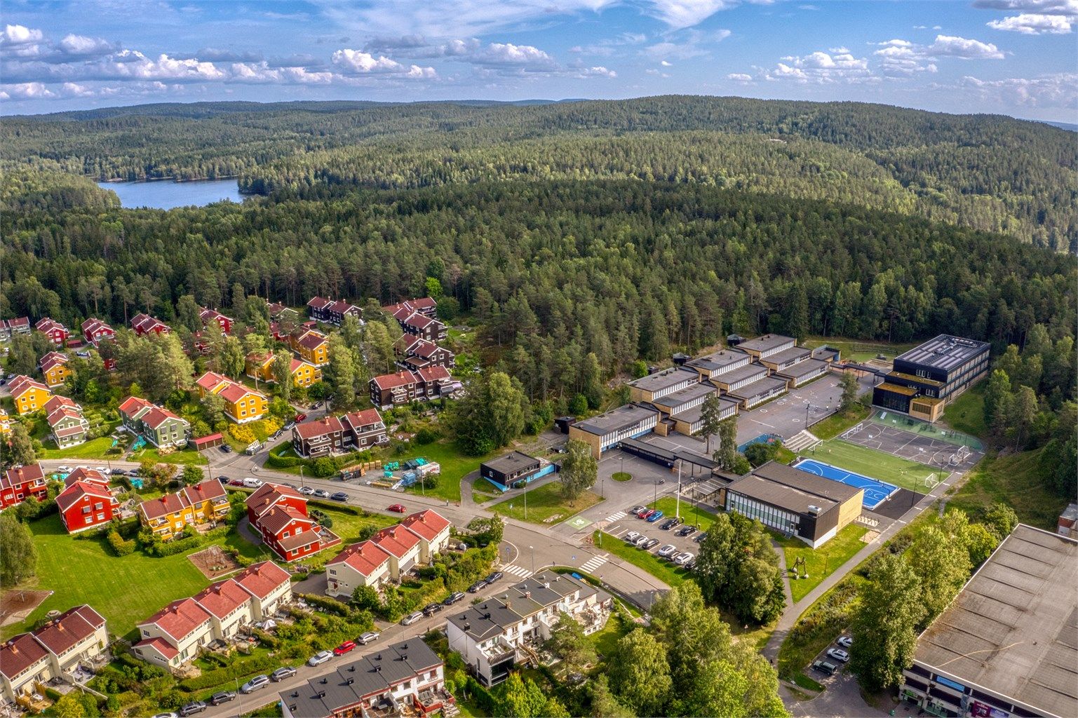 Nøklevann barneskole ligger kun 300 meter fra boligen.