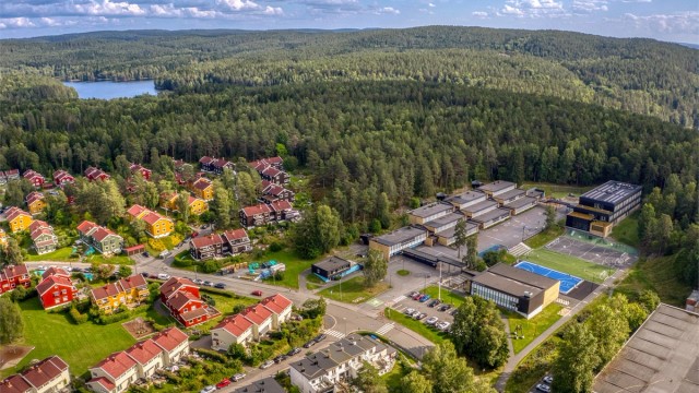 Nøklevann barneskole ligger kun 300 meter fra boligen.