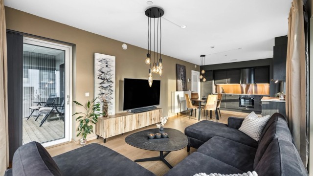 Fra stuen er det direkte utgang til den innglassede terrassen.