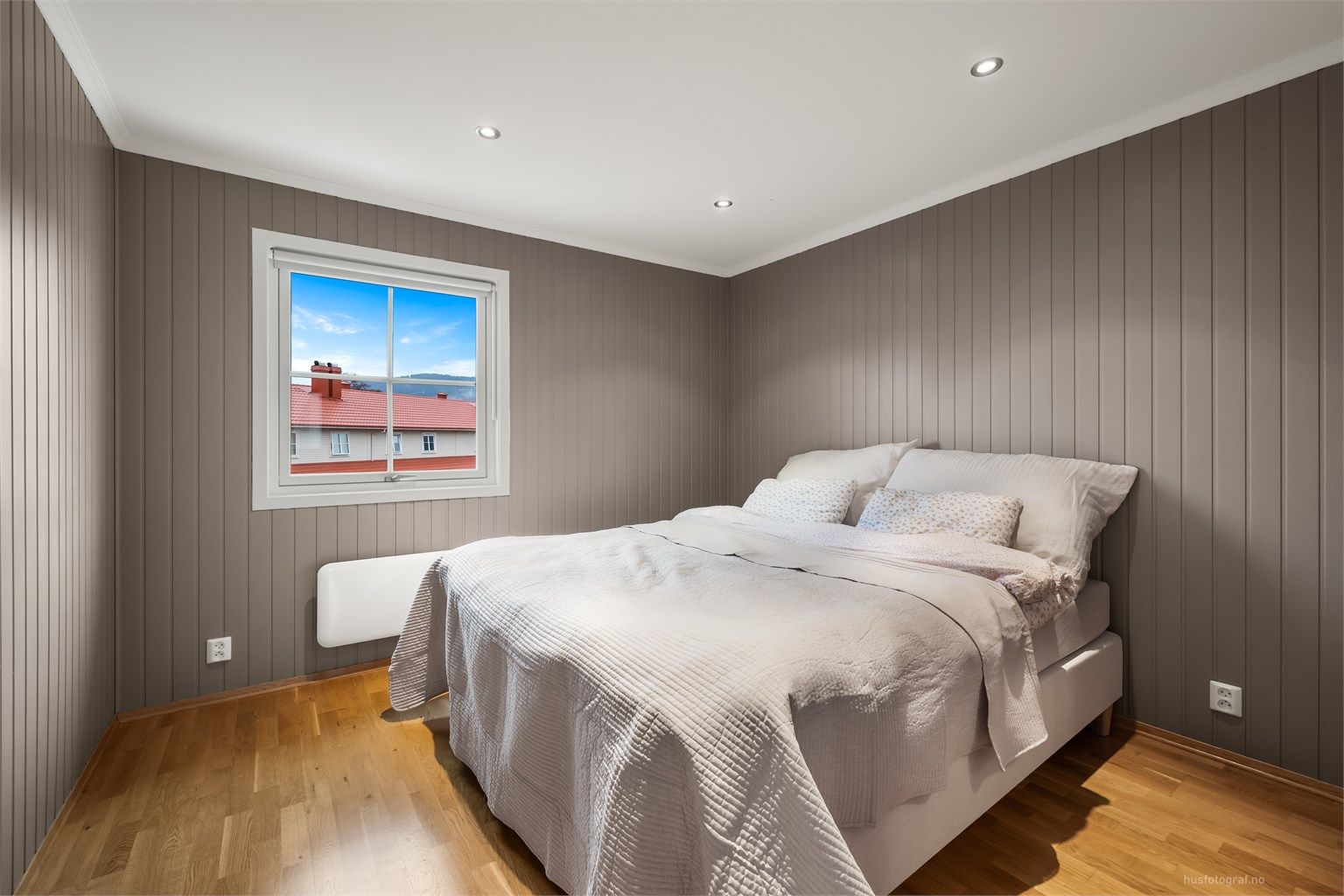 Hovedsoverommet er romslig med god plass til dobbeltseng og tilhørende møblement.