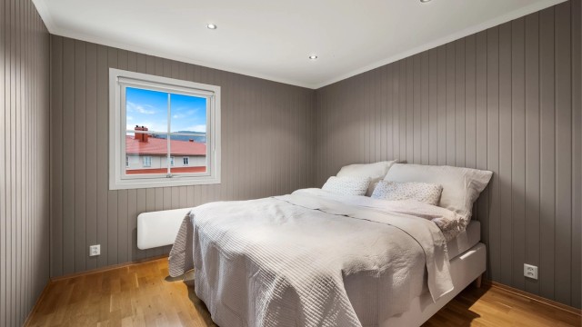 Hovedsoverommet er romslig med god plass til dobbeltseng og tilhørende møblement.