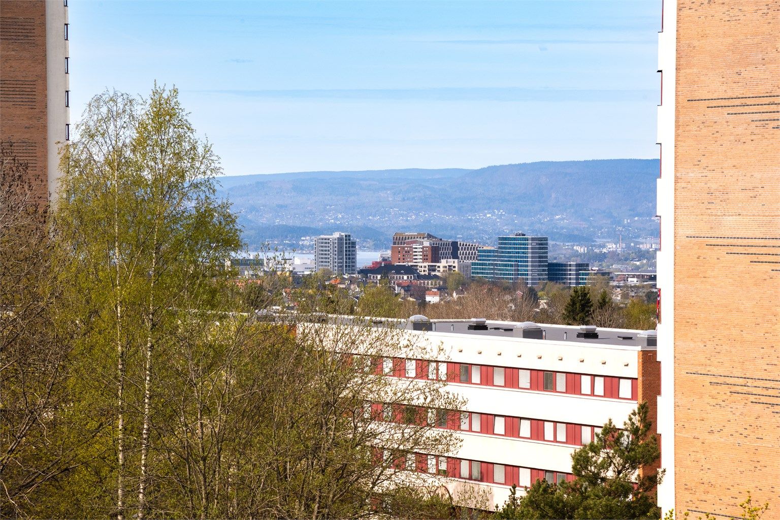 Utsikt fra balkong, mot vest.