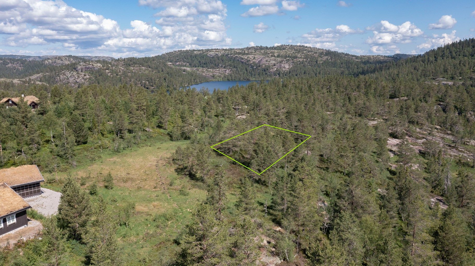 Kun skissert tomt. Avvik kan forekomme, se kartutsnitt for nøyaktige tomtegrenser. 