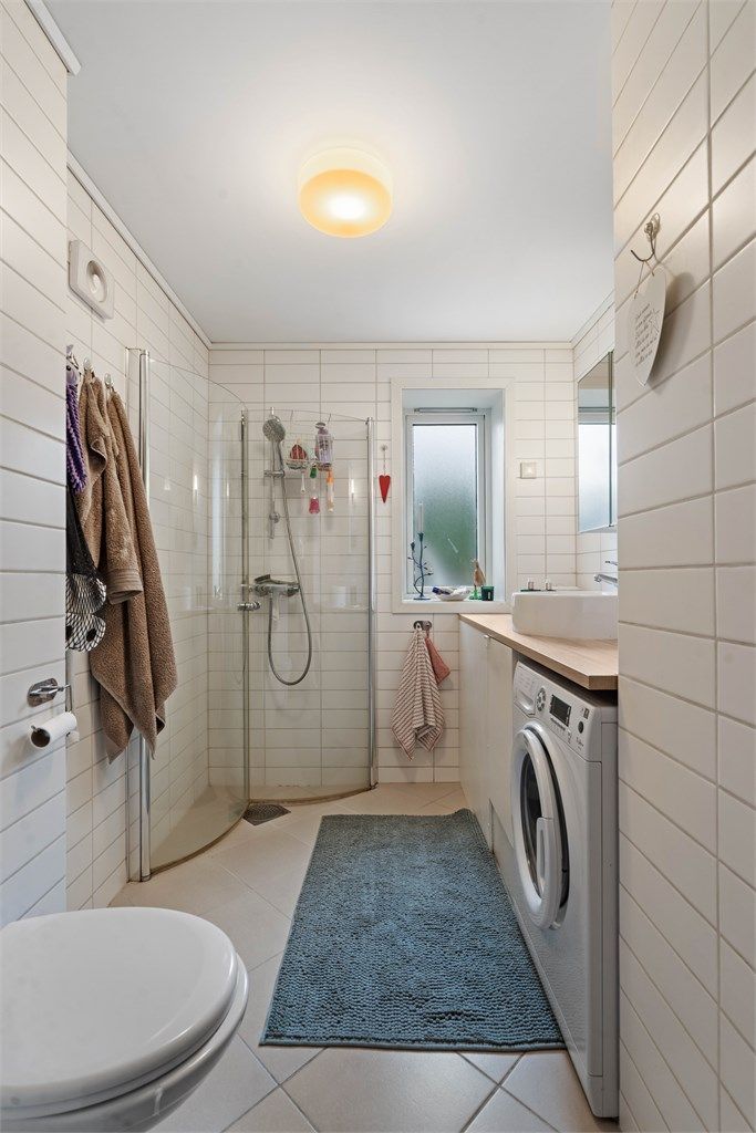 Badet i den innredede delen ble oppgradert i 2015, med flislagt gulv med gulvvarme og opplegg for vaskemaskin.
