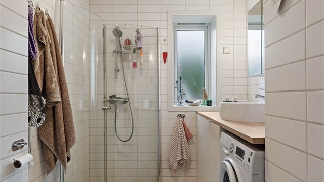 Badet i den innredede delen ble oppgradert i 2015, med flislagt gulv med gulvvarme og opplegg for vaskemaskin.