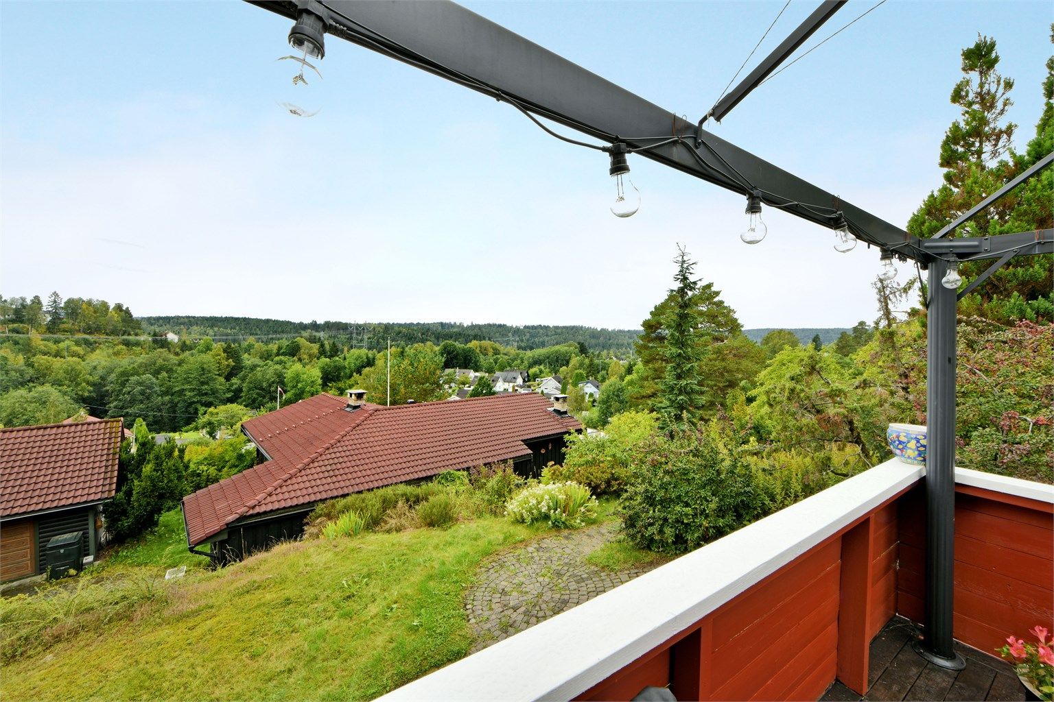 Utsikt fra uteplass i 1. etasje - høyt og fritt beliggende med pent utsyn - lite/ingen innsyn