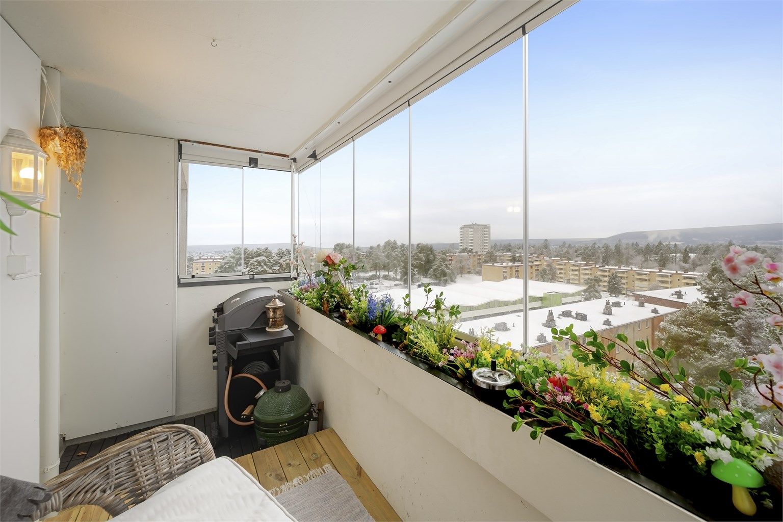 Balkongen vender mot nord, men har også vinduer mot vest.