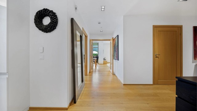 Velkommen inn! En romslig entré er det første som møter deg og gir et godt førsteinntrykk av hva leiligheten har å by på