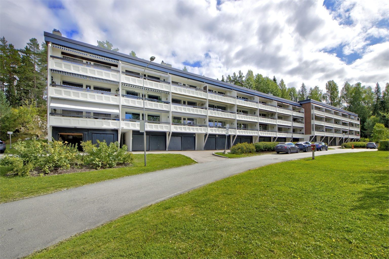 Fasade - boligen ligger i toppetasje med lite innsyn