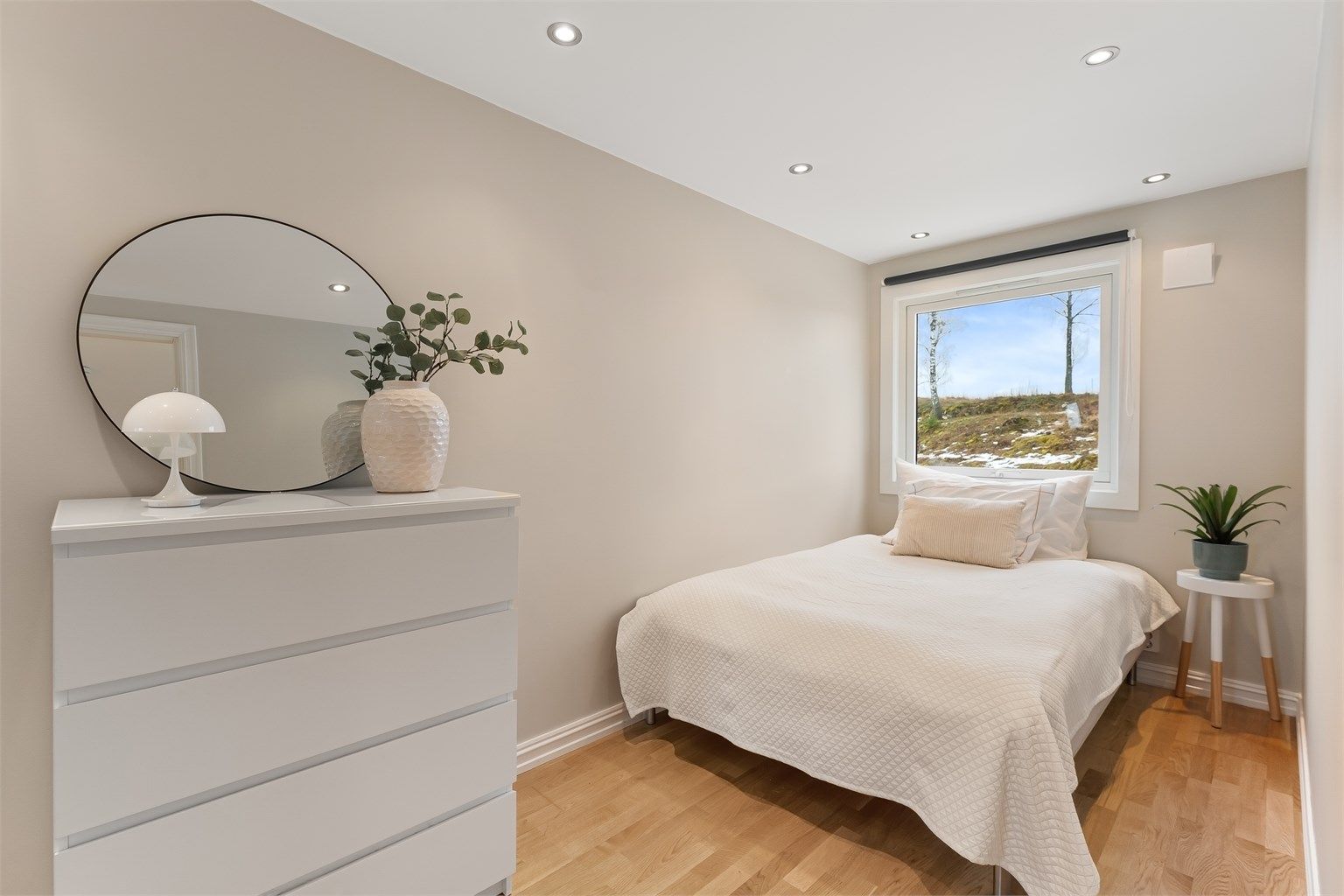 Soverommet har parkett på gulvet og nedsenket himling med downlights.