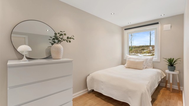 Soverommet har parkett på gulvet og nedsenket himling med downlights.