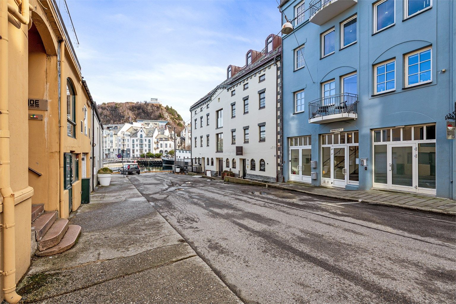 Fra Brunholmgata har du umiddelbar nærhet til Brosundet og det yrende bylivet
