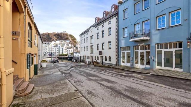 Fra Brunholmgata har du umiddelbar nærhet til Brosundet og det yrende bylivet
