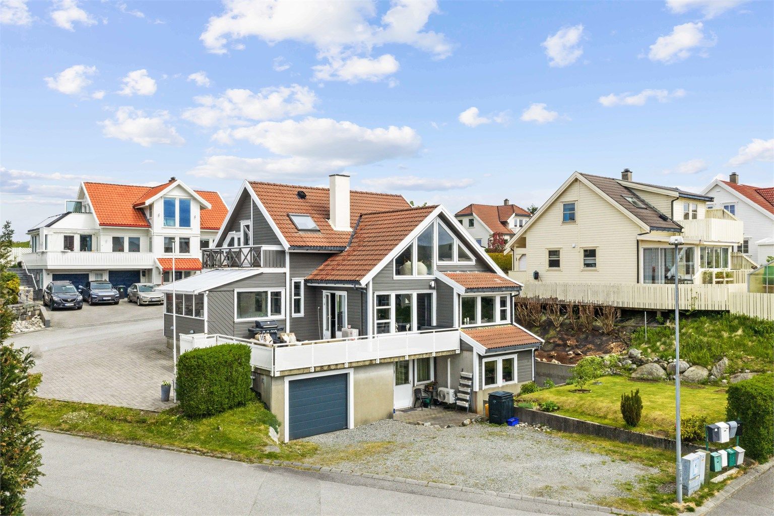 Velkommen til Tuftevegen 54, en innholdsrik enebolig med godkjent utleiedel. Huset går over 3 plan og har et romslig parkeringsareal, garasje, flott utsikt m.m.
Krogsveen v / Tom Christer Hovde, ønsker velkommen til visning.
Foto: Martin Nordbø