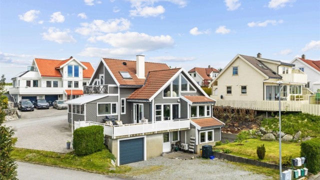 Velkommen til Tuftevegen 54, en innholdsrik enebolig med godkjent utleiedel. Huset går over 3 plan og har et romslig parkeringsareal, garasje, flott utsikt m.m.
Krogsveen v / Tom Christer Hovde, ønsker velkommen til visning.
Foto: Martin Nordbø