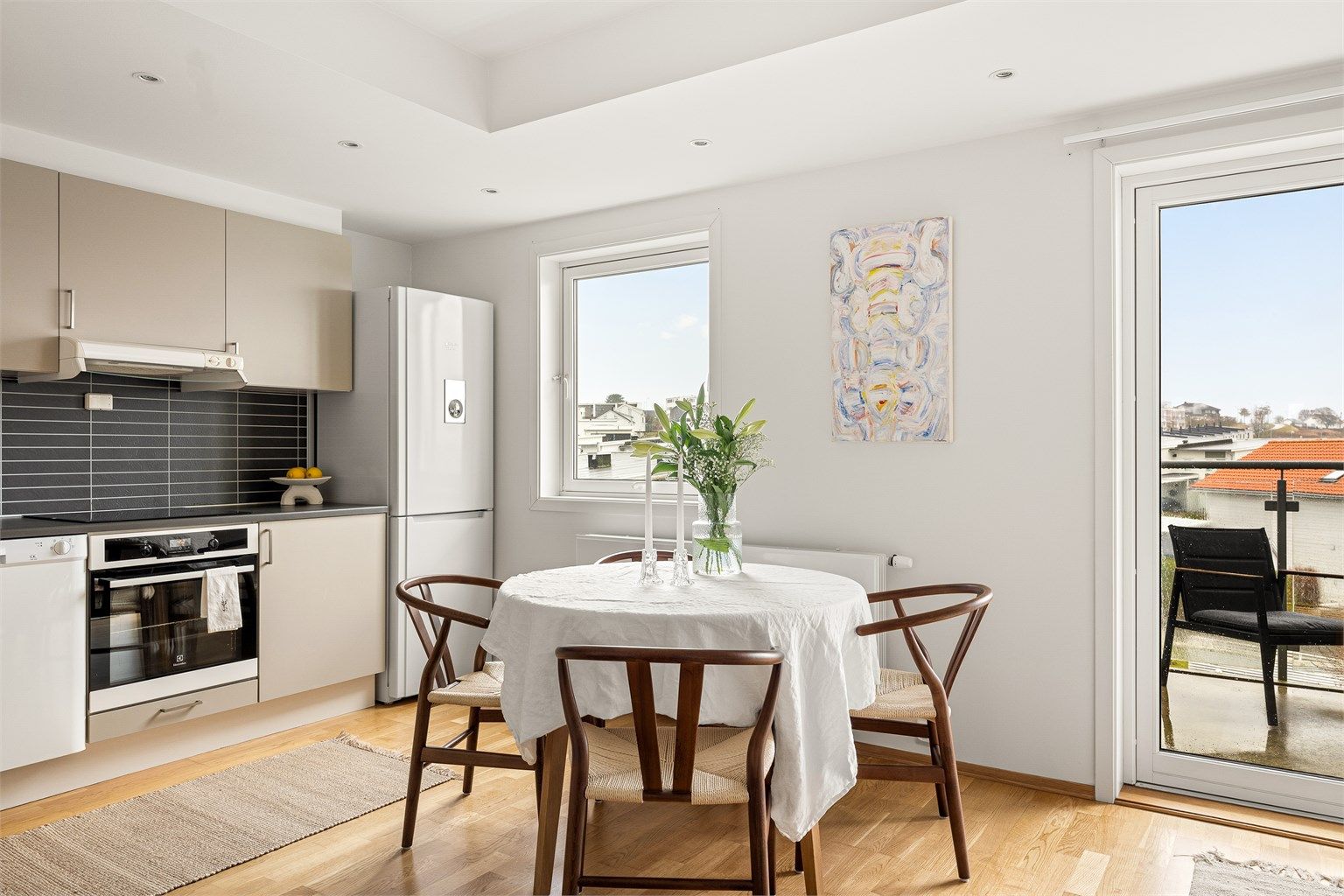 Velkommen til Prestaskjershagen 26 - en lys og innbydende 2-roms leilighet beliggende i 3. etasje i nyere boligblokk på Jåsund. 