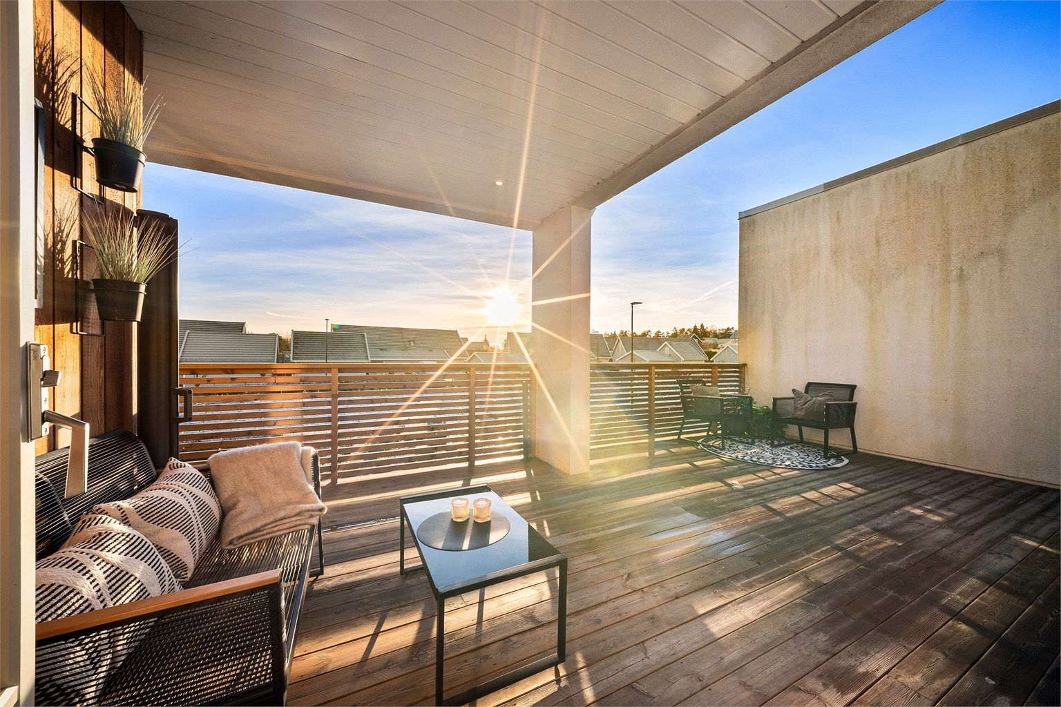 I tillegg til lettstelt hage består utearealene av en nesten 50 kvm. stor altan. Fotograf; Kristoffer Kristiansen.