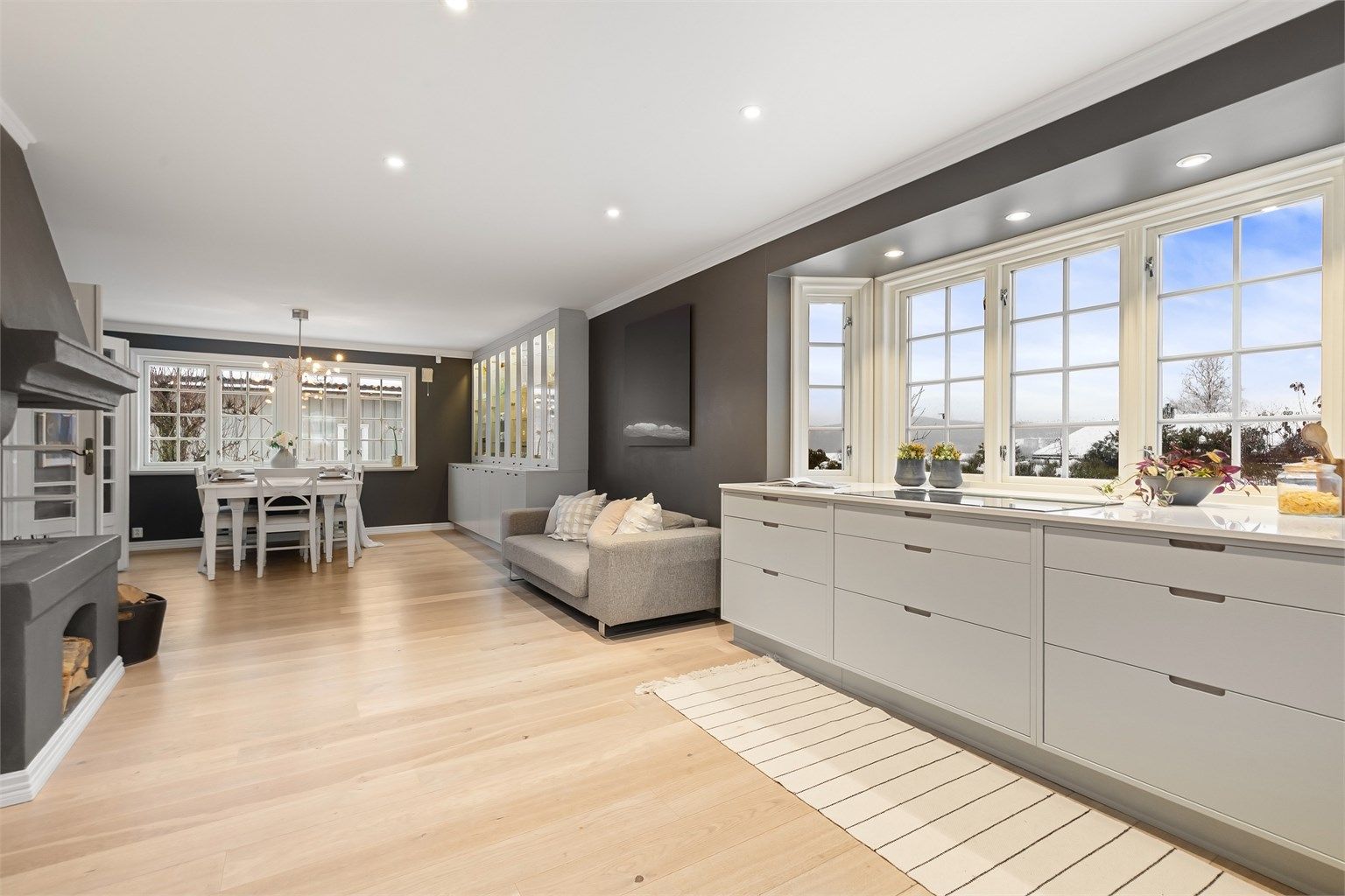 Kjøkkenet har integrerte hvitevarer fra Miele