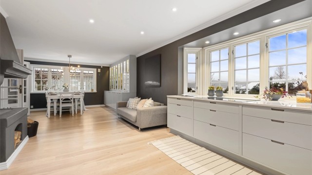 Kjøkkenet har integrerte hvitevarer fra Miele