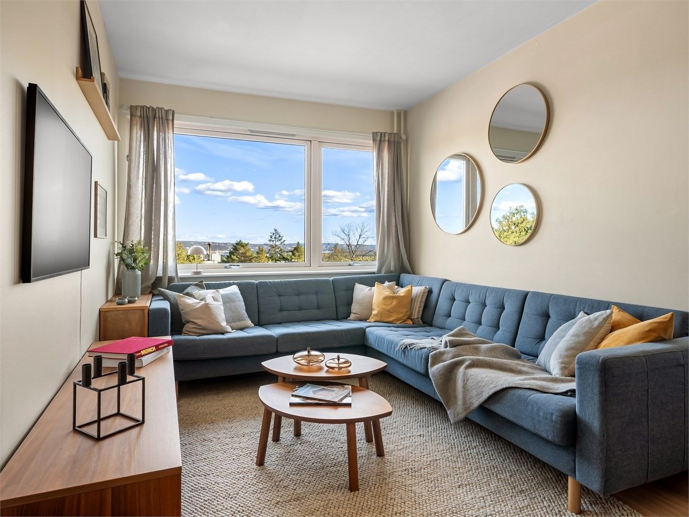 ette er en meget fin og lys 2-roms leilighet med utsikt, ny heis i bygget og solrik balkong