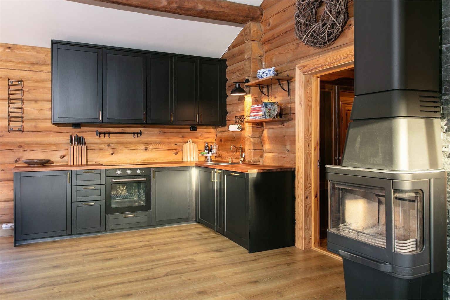 Kjøkkenet har kjøleskap, oppvaskmaskin, platetopp, stekeovn og vannstoppsystem. Kjøkkenventilator med avtrekk ut. Hvitevarer medfølger.