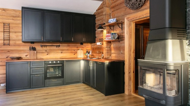 Kjøkkenet har kjøleskap, oppvaskmaskin, platetopp, stekeovn og vannstoppsystem. Kjøkkenventilator med avtrekk ut. Hvitevarer medfølger.