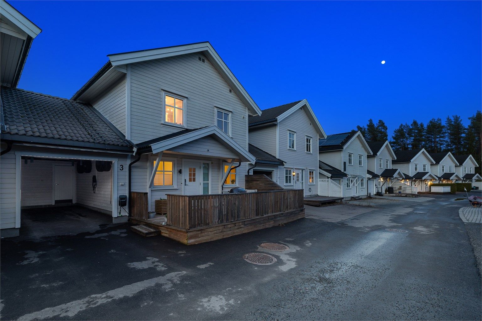 Eiendommen har egen carport med bod, og det er gode parkeringsmuligheter i gaten for gjester.