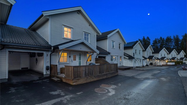Eiendommen har egen carport med bod, og det er gode parkeringsmuligheter i gaten for gjester.