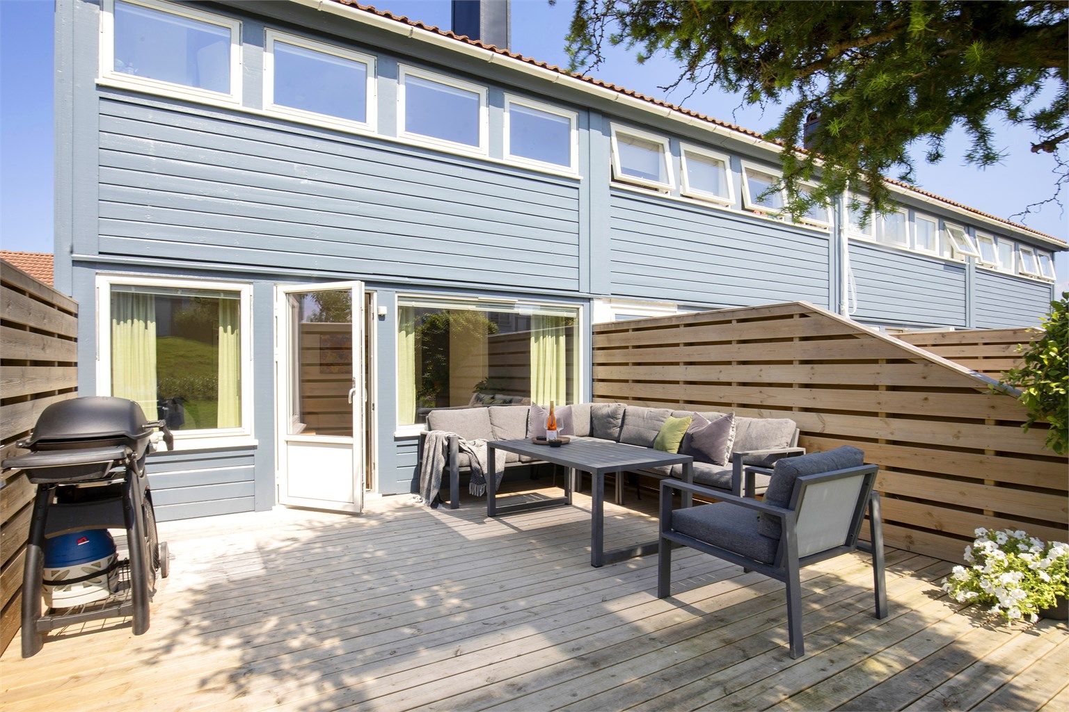 Her kan man nyte solen skjermet fra naboene