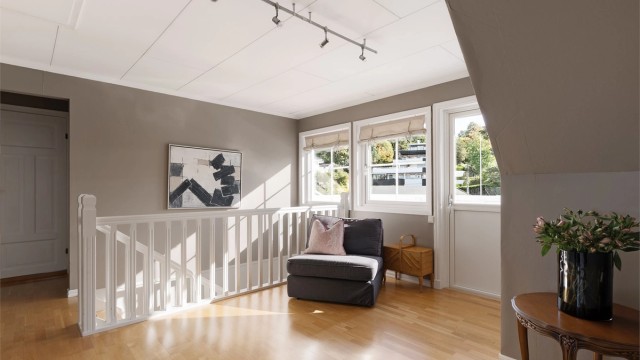 Stue med skyvedørsgarderobe og utgang til balkong