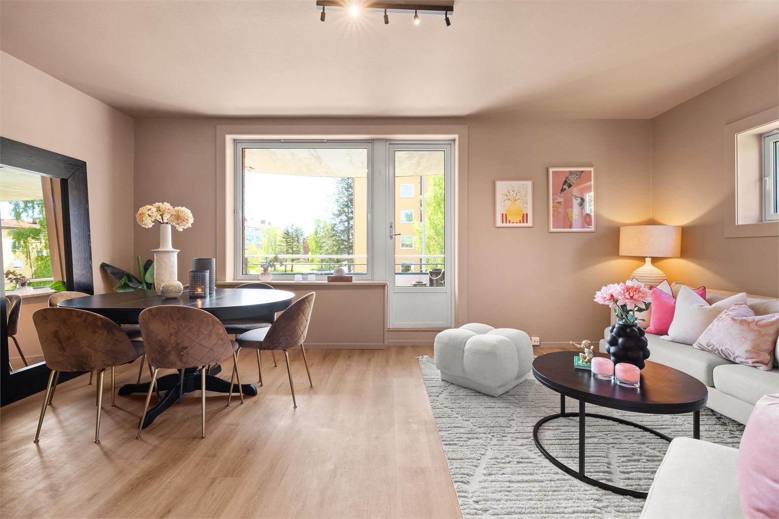 Kombinert stue og spisestue – som er nettopp det: her er det god plass til begge deler.