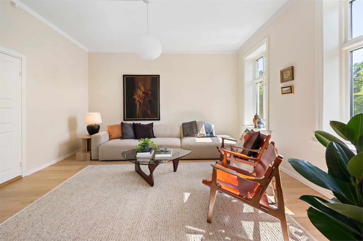 Åpen og romslig stue/spisestue. Her fylles rommet med naturlig lys store deler av dagen.