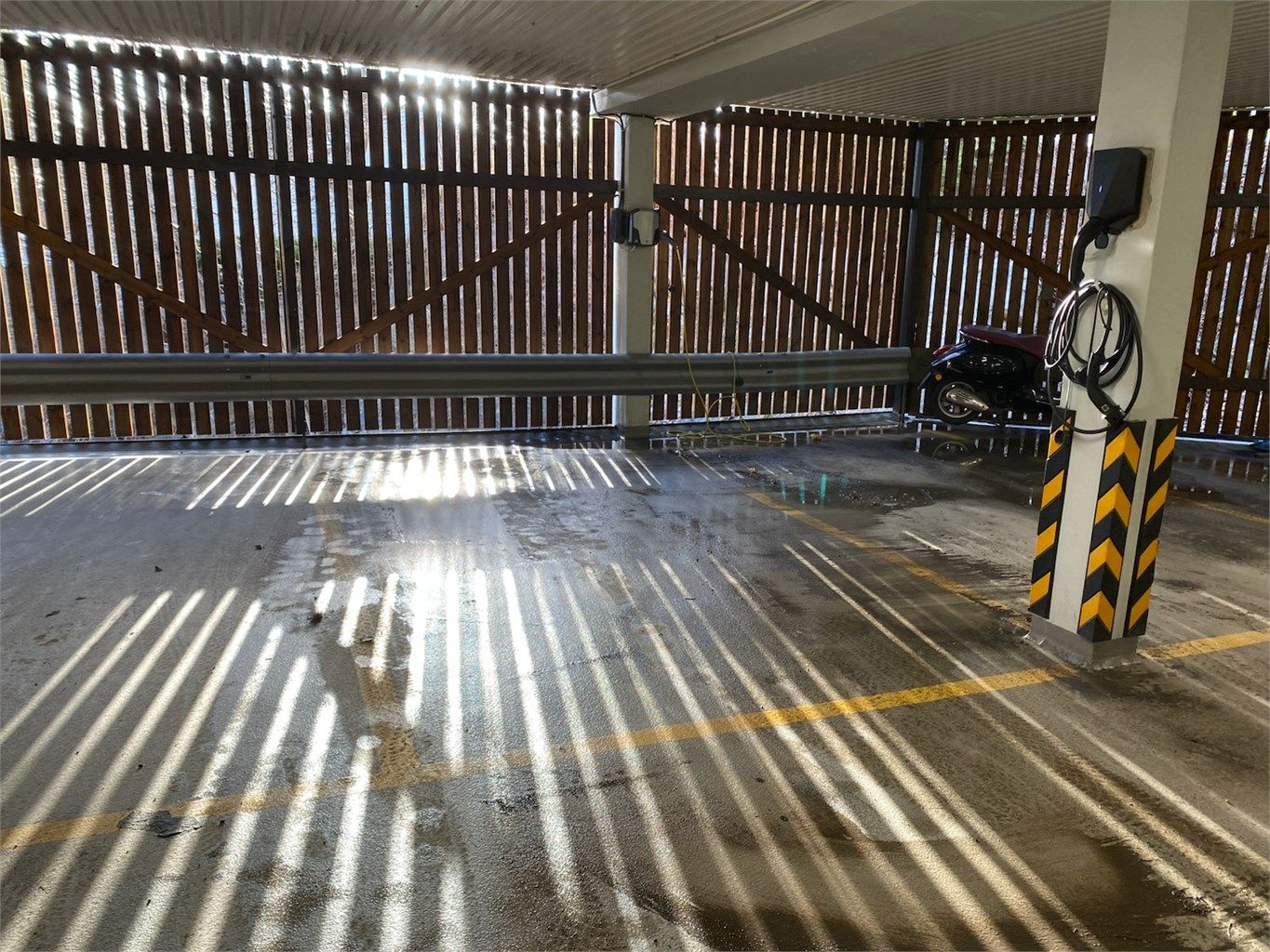 Med boligen følger en garasjeplass i lukket garasje med egen lader