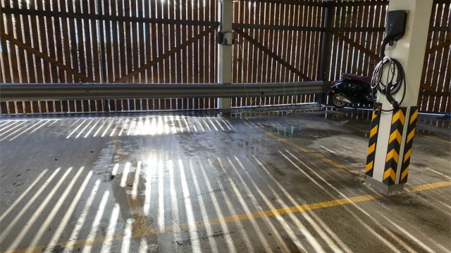 Med boligen følger en garasjeplass i lukket garasje med egen lader