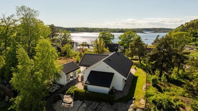 Sjelden perle i Movik – Nøtterøy. Sjønær helårs-og fritidsbolig med nydelig utsikt. Sol hele dagen, usjenert beliggenhet og høy standard!