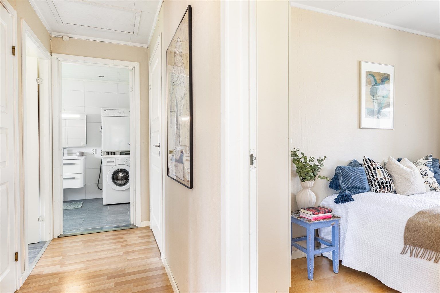 Boligens to soverom er samlet langs indre del av gangen, i praktisk nærhet av bad og toalettrom.