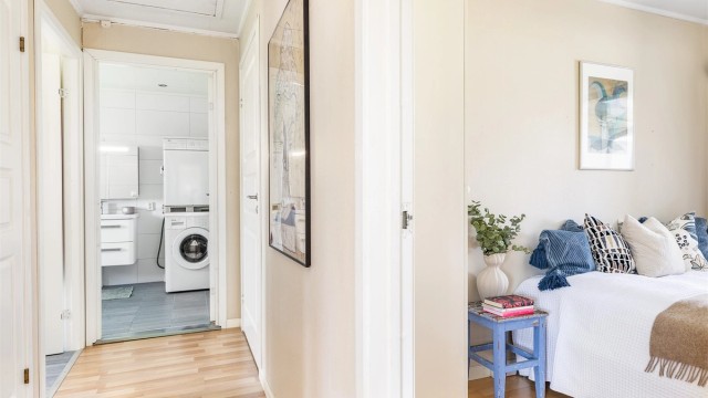 Boligens to soverom er samlet langs indre del av gangen, i praktisk nærhet av bad og toalettrom.