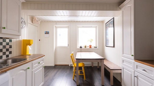 Kjøkkenet er stort nok til å romme et mindre spisebord til hverdagens måltider. Den store terrassen er også tilgjengelig rett fra kjøkkenet.