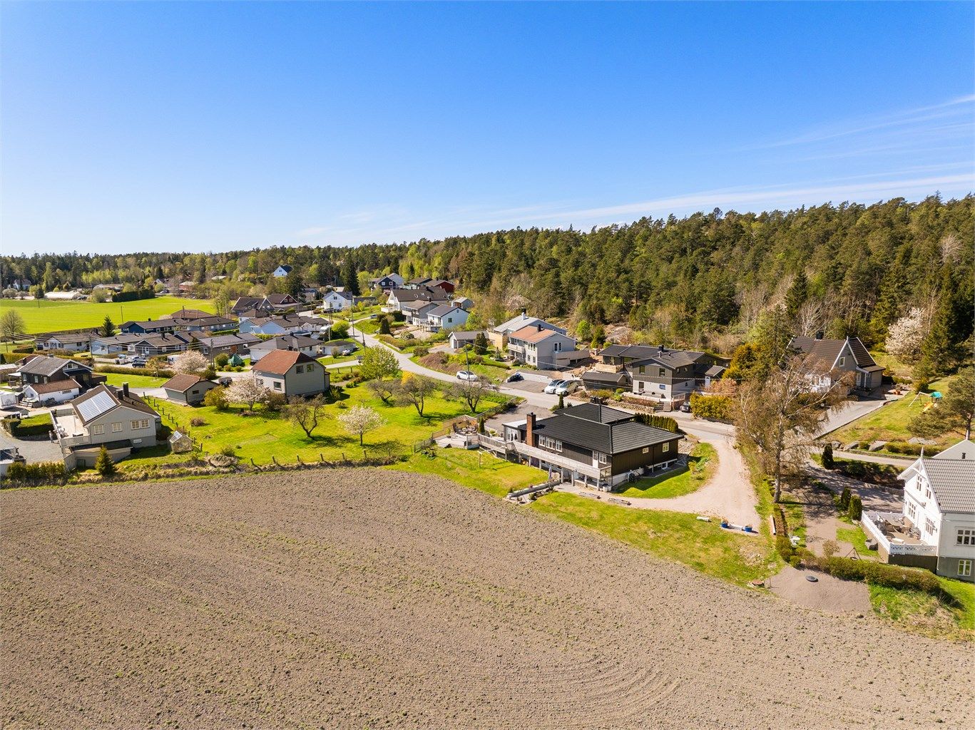 Eiendommen ligger i meget solrike omgivelser, med åpent åkerlandskap i øst. Fotograf; Kristoffer Kristiansen.