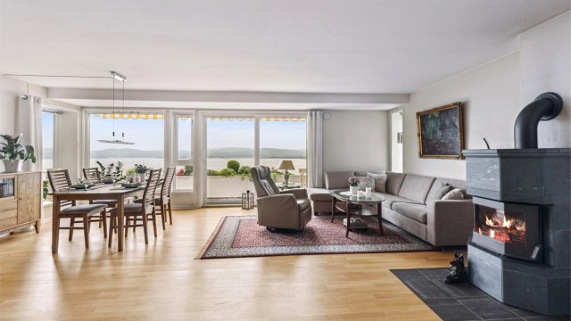 Stuen har store vinduer og dobbel skyvedør ut til den store, delvis overbygde terrassen.