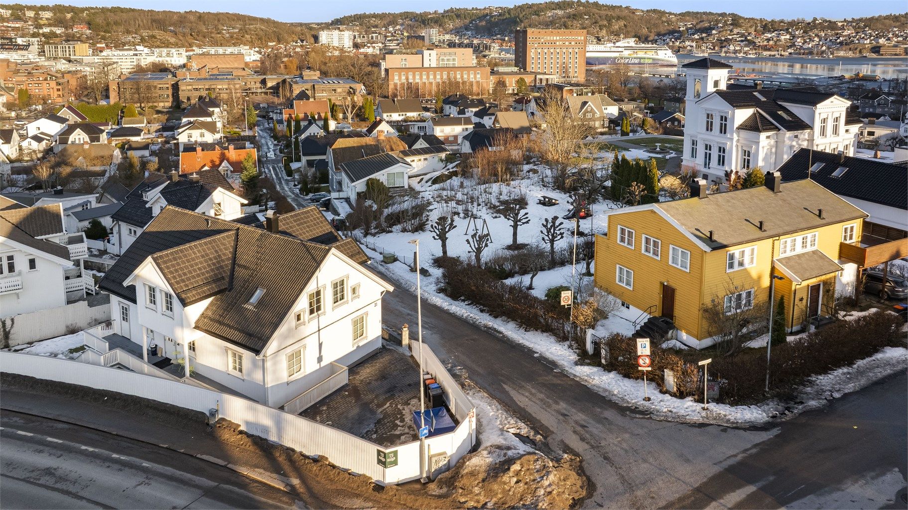 Gårdsplassen er pent belagt med belegningsstein og har rikelig med parkeringsplass. Det er også opparbeidet en mindre biloppstillingsplass syd øst på tomten. 