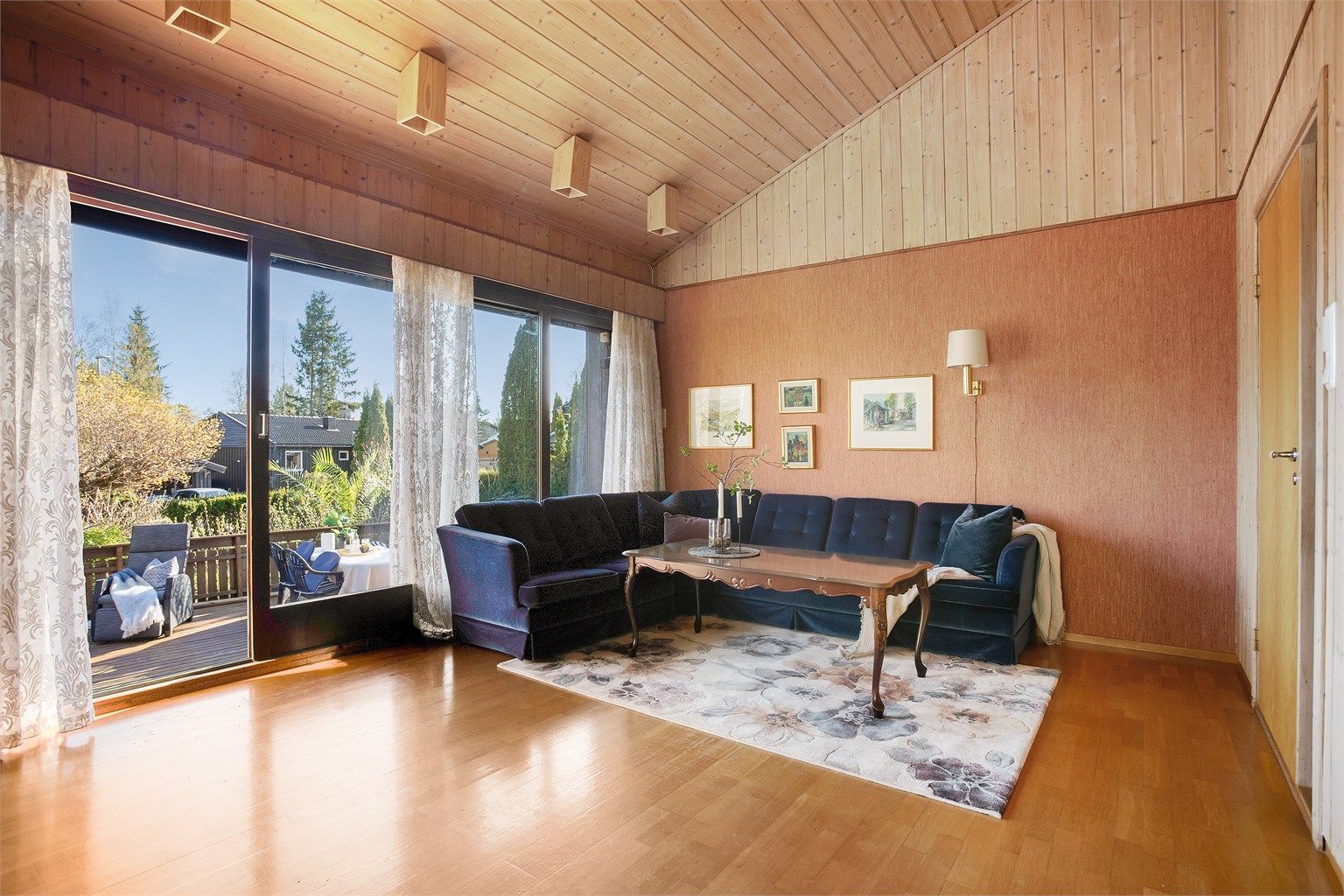 Stuen har god plass til hyggelig sofakrok. Det er montert utvendige screens på vinduer og terrassedører mot syd og øst.