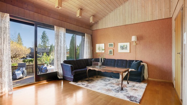 Stuen har god plass til hyggelig sofakrok. Det er montert utvendige screens på vinduer og terrassedører mot syd og øst.